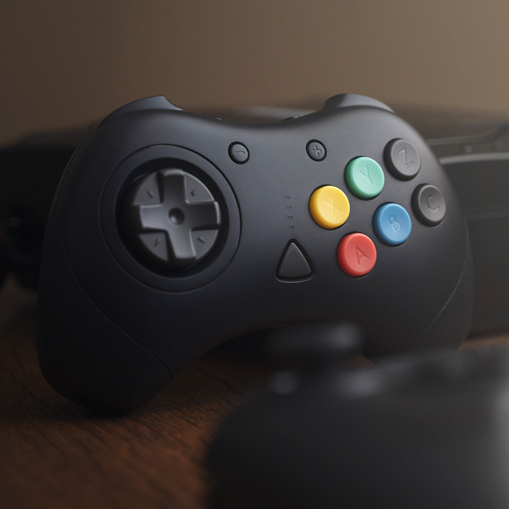 【発売中!】D6 Wireless Controller for Dreamcast™【ブラック】– 究極の6ボタンワイヤレスコントローラー!次世代ワイヤレス技術 × クラシックな操作性!レトロゲーマー必見の必携アイテム!